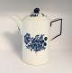 Lundin Antique 
präsentiert: 
Königliches 
Kopenhagen. 
Blaue Blume. 
Kaffeekanne. 
Modell 8032. 
Höhe 21,5 cm. 
(1 Wahl)