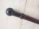 Stok med 
sort/brun knop 
af udskåret 
horn.