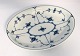 Royal Copenhagen. Musselmalet, riflet. Ovalt salat fad. Model 24. Længde 25 cm. 
Bredde 19,5 cm. (1 sortering).