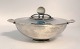 Lundin Antique 
præsenterer: 
Georg 
Jensen. 
Sterling (925). 
Skål med låg. 
Design: Harald 
Nielsen. Model 
689. ...