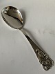 Antik Huset 
presents: 
Serving 
spoon / Potato 
spoon in 
Silver.
Length 22.5 
cm.
