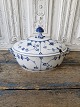 Karstens Antik 
præsenterer: 
Royal 
Copenhagen 
Musselmalet 
riflet terrin 
no. 214