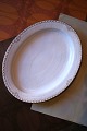 K&Co. presents: 
Rare oval 
Royal 
Copenhagen 
serving dish in 
Princess with 
gold 
decorations. 
41x32.5cm.
1850-70...