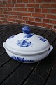Antikkram 
präsentiert: 
Blaue 
Blume Glatt 
dänisch 
Geschirr. 
Ragoutschüssel 
mit Deckel Nr. 
8054 aus 2. 
Wahl