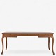 Roxy Klassik 
presents: 
Frits 
Henningsen
Large desk in 
patinated oak 
with three 
drawers and 
curved legs.
1 ...
