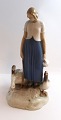 Bing & Grøndahl. Porcelænsfigur. Gåsepige. Model 2254. Højde 24,5 cm. (2 
sortering).