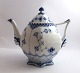 Lundin Antique 
präsentiert: 
Royal 
Copenhagen. 
Musselmalet 
Volllspitze. 
Teekanne. 
Modell 143. 
Höhe 20 cm. 100 
...