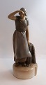 Bing & Gröndahl. Porzellanfigur. Frau mit Fischernetz. Modell 2036. Höhe 26 cm. 
(1 Wahl)
