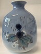 Lyngby vase med 
blomstermotiv / 
Brombær.
Højde 18,5 cm