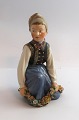 Lundin Antique 
präsentiert: 
Royal 
Copenhagen. 
Amager Boy. 
Design von Carl 
Martin-Hansen. 
Modell 12414. 
(1 Wahl)