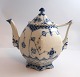 Lundin Antique 
präsentiert: 
Royal 
Copenhagen. 
Musselmalet 
Volllspitze. 
Teekanne. 
Modell 1119. 
Höhe 20 cm. 100 
...