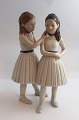 Lundin Antique 
präsentiert: 
Royal 
Copenhagen. 
Porzellanfigur. 
Ballettmädchen. 
Modell 135. 
Höhe 21 cm. (1 
Wahl)