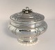 Lundin Antique 
präsentiert: 
Benny 
Larsen, 
Kopenhagen 
(Benny L). 
Bonbonniere aus 
Sterlingsilber 
(925). Länge 15 
...