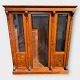 Vitrineskab
Facetslebne glas i lågerne
3900kr