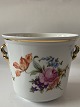 Flower pot cover with/ edge.
Dimensions 13.5x11.8 cm.
