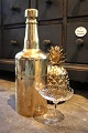 Gammel 
champagnekøler 
i form af stor 
flaske i 
messing ...