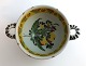 Lundin Antique 
præsenterer: 
Kellinghusen.
 Fajance 
øreskål. 
Diameter 15,5 
cm. Højde 8 cm. 
Med meget små 
kanthak