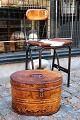 K&Co. 
præsenterer: 
Gammel 
oval metal boks 
med gammel 
original 
bemaling og fin 
patina.
Super fin til 
opbevaring...