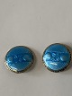 Antik Huset 
præsenterer: 
2 stk. Blå 
emalje knapper 
i sterling sølv 

Måler 1,7 cm.