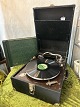 Stentoft Antik 
präsentiert: 
Vintage-
Grammophon von 
HMV His Master, 
aus dem Jahr 
1898 von 
Francis 
Barraud. ...