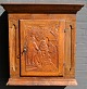 Antikt dansk 
barokt 
hængeskab i 
egetræ, 
1700-tallet 
midte.