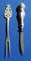 2 dele bestik til f.ex. oliven. Gaffel 11,5cm i 
830 sølv, kniv 10,5cm uden stempler.

