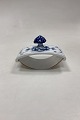 Danam Antik 
presents: 
Royal 
Copenhagen Blue 
Fluted Ink 
Blotter Cradle 
No. 2034