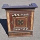 Pegasus – Kunst 
- Antik - 
Design 
presents: 
Danish 
Louis XVI 
painted hanging 
cabinet, 1774.