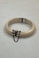 Armbånd af 
Elfenben med 
hængsler af 
Sterling Sølv