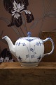 K&Co. presents: 
Old teapot 
in Blue Fluted, 
Half Lace from 
Royal 
Copenhagen from 
1898-
1923.1/611...