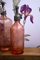 Dekorativ , sjælden fransk mini glas sifon fra begyndelsen af 1900 tallet i rosa 
farvet glas... Dekorativ , sjælden fransk mini glas sifon fra begyndelsen af 1900 tallet i rosa 
farvet glas...