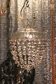 Gammel "pose" prisme loftslampe med glas skærm og kæder med diamant slebne klare 
glas prismer... Gammel "pose" prisme loftslampe med glas skærm og kæder med diamant slebne klare 
glas prismer...