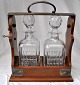 English 
tantalus with 
two crystal 
decanters, 19th 
century.