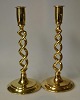 Pegasus – Kunst 
- Antik - 
Design 
presents: 
A pair of 
English 
"corkscrew" 
candlesticks in 
brass, 19th 
century.