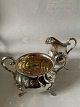 Antik Huset 
presents: 
Creamer 
and sugar bowl 
in silver
Height 10 - 11 
cm