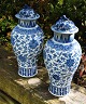 Pegasus – Kunst 
- Antik - 
Design 
presents: 
Pair of 
Chinese lidded 
jars, 
blue/white 
porcelain, 19th 
century.