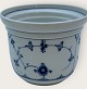 Moster Olga - 
Antik og Design 
presents: 
Bing & 
Grondahl
Blue fluted
flower pot
#668
*DKK 900