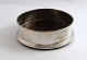 Lundin Antique 
presents: 
England. 
Birmingham. 
Sterling coster 
with wooden 
base (925). 
Diameter 11 cm.