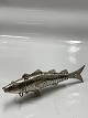 Antik Huset 
presents: 
Silver 
Main Water Egg 
in the shape of 
a fish.
Length 9.5 cm.