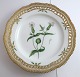Lundin Antique 
præsenterer: 
Royal 
Copenhagen. 
Flora Danica 
tallerken med 
gennemskåret 
bort. Diameter 
25 cm. ...