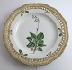 Lundin Antique 
präsentiert: 
Royal 
Copenhagen. 
Flora Danica 
Teller m. 
durchbrochener 
Kante. 
Durchmesser 25 
cm. ...