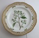 Lundin Antique 
præsenterer: 
Royal 
Copenhagen. 
Flora Danica 
tallerken med 
gennemskåret 
bort. Diameter 
25 cm. ...