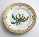 Lundin Antique 
præsenterer: 
Royal 
Copenhagen, 
Flora Danica. 
Kage tallerken. 
Design #3552. 
Diameter 14,5 
cm. (1 ...