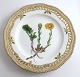 Lundin Antique 
præsenterer: 
Royal 
Copenhagen, 
Flora Danica. 
Frokost 
tallerken med 
gennemskåret 
bort. Design 
...