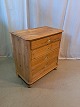 Antik Pjot 
præsenterer: 
Kommode 
Kr. 1400,-