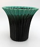 Sus Antik præsenterer: Sort rillet vase med turkis kant