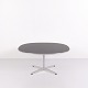 Osted Antik & Design præsenterer: Arne Jacobsen Supercirkulært Sofabord Model A203 i Grå Laminat og Aluminium, ...