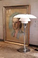 K&Co. præsenterer: Louis Poulsen - PH 3/2 bordlampe i krom med 3 hvide glas skærme...
