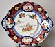 Pegasus – Kunst - Antik - Design præsenterer: Imari fad i porcelæn, 19. årh. Japan.