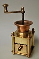 Pegasus – Kunst - Antik - Design presents: Small antique coffee grinder in brass/copper, 19th century. Denmark.